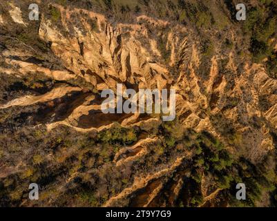 Luftaufnahme der Esterregalls d'all, einer geologischen Formation von Badlands, die durch Erosion verursacht wurden (Cerdanya, Katalonien, Spanien, Pyrenäen) Stockfoto