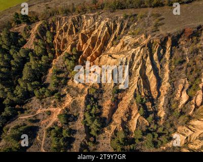 Luftaufnahme der Esterregalls d'all, einer geologischen Formation von Badlands, die durch Erosion verursacht wurden (Cerdanya, Katalonien, Spanien, Pyrenäen) Stockfoto