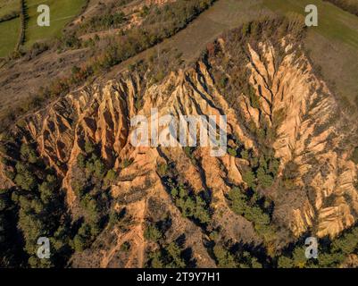 Luftaufnahme der Esterregalls d'all, einer geologischen Formation von Badlands, die durch Erosion verursacht wurden (Cerdanya, Katalonien, Spanien, Pyrenäen) Stockfoto