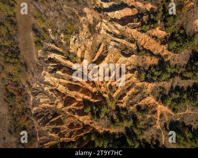 Luftaufnahme der Esterregalls d'all, einer geologischen Formation von Badlands, die durch Erosion verursacht wurden (Cerdanya, Katalonien, Spanien, Pyrenäen) Stockfoto