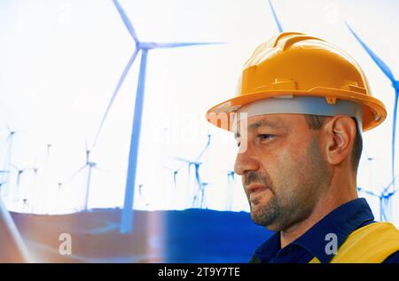 Windturbinentechniker, der den Service überprüft. Ingenieurteam, professionelles Wartungsteam, sauberes Stromerzeugungssystem Stockfoto