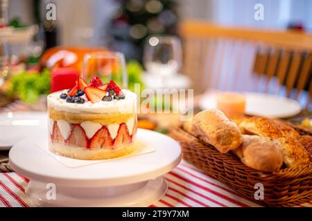 Wunderschöner Hintergrund für Neujahr und weihnachtsdekoration. Essen wie Kuchen Hühnerbrot auf dem Esstisch ohne Leute. Stockfoto