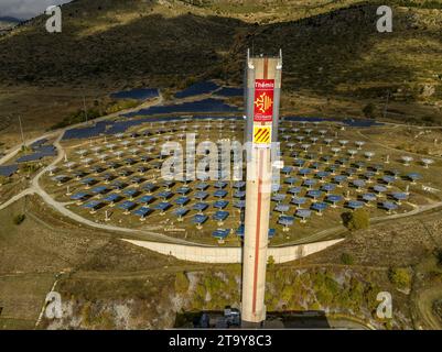 Luftaufnahme des Solarkraftwerks Thémis Solar Innovation in der Nähe von Targasonne in der französischen Cerdagne (Pyrénées-Orientales, Occitanie, Frankreich) Stockfoto