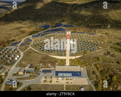 Luftaufnahme des Solarkraftwerks Thémis Solar Innovation in der Nähe von Targasonne in der französischen Cerdagne (Pyrénées-Orientales, Occitanie, Frankreich) Stockfoto