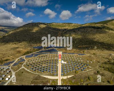 Luftaufnahme des Solarkraftwerks Thémis Solar Innovation in der Nähe von Targasonne in der französischen Cerdagne (Pyrénées-Orientales, Occitanie, Frankreich) Stockfoto