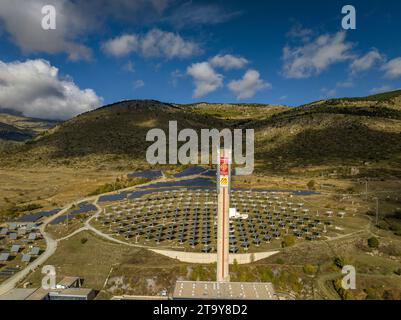 Luftaufnahme des Solarkraftwerks Thémis Solar Innovation in der Nähe von Targasonne in der französischen Cerdagne (Pyrénées-Orientales, Occitanie, Frankreich) Stockfoto