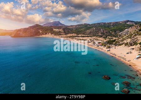 Tsampika Strand mit goldenem Sandblick von oben, Rhodos, Griechenland. Vogelperspektive auf den berühmten Strand von Tsampika, Rhodos Insel, Dodekanes, Griechenland Stockfoto