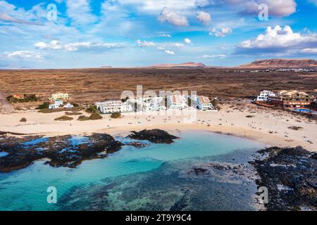 Blick auf den wunderschönen Strand Playa Chica, El Cotillo, Fuerteventura, Kanarische Inseln, Spanien. Weißer Sandstrand und türkisblaues Wasser La Concha Beach i Stockfoto