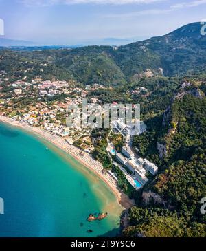 Exotischer Strand von Agios Gordios auf der Insel Korfu, Griechenland. Strand von Agios Gordios, Insel Korfu, Griechenland. Panoramablick auf den Strand von Agios Gordios, sandige Küste Stockfoto