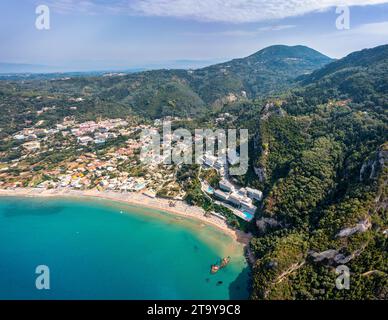 Exotischer Strand von Agios Gordios auf der Insel Korfu, Griechenland. Strand von Agios Gordios, Insel Korfu, Griechenland. Panoramablick auf den Strand von Agios Gordios, sandige Küste Stockfoto