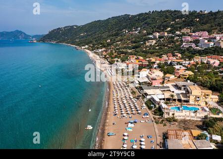 Exotischer Strand von Agios Gordios auf der Insel Korfu, Griechenland. Strand von Agios Gordios, Insel Korfu, Griechenland. Panoramablick auf den Strand von Agios Gordios, sandige Küste Stockfoto
