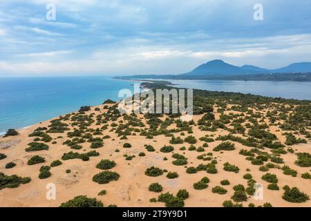 Issos Strand auf Korfu, in der Nähe von Agios Georgios, Griechenland. Luftdrohnenansicht des Issos-Strandes und des Korissionsees, der Insel Korfu, des Ionischen Meeres, Griechenland. Issos Beach, Stockfoto