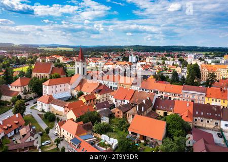 Blatna bei Strakonice, Südböhmen, Tschechische Republik. Luftaufnahme der mittelalterlichen Stadt Blatna, umgeben von Parks und Seen, Blatna, Südböhmen Stockfoto