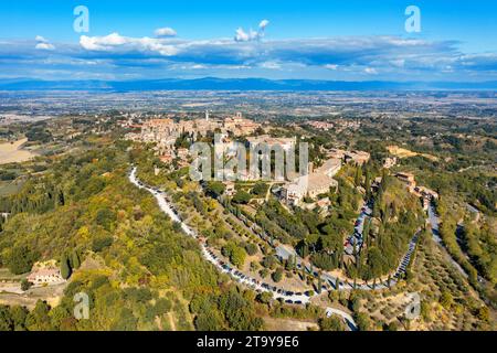 Dorf Montepulciano mit wunderbarer Architektur und Häusern. Eine wunderschöne Altstadt in der Toskana, Italien. Luftaufnahme der mittelalterlichen Stadt Montepulc Stockfoto