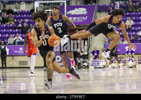 Fort Worth, Texas, USA. November 2023. MICAH PEAVY (0) von TCU übernimmt die Kontrolle über den losen Ball als Teamkollegen JAMMER NELSON JR. (4) Sprünge, um Kontakt zu vermeiden, und AVERY ANDERSON III (3) folgt und schaut am Montagabend in der Schollmaier Arena auf dem TCU Campus in Fort Worth, Texas, nach unten. TCU besiegte die Huskies 101-64 und brachte die TCU 6-0 in die Saison. Die TCU beginnt am Samstag, den 6. Januar 2024, als sie im Allen Fieldhouse in Kansas gegen die Kansas Jayhhawks antreten. (Kreditbild: © Brian McLean/ZUMA Press Wire) NUR REDAKTIONELLE VERWENDUNG! Nicht für Comme Stockfoto