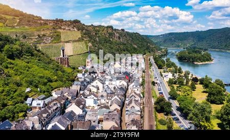 Panoramablick auf Bacharach. Bacharach ist eine kleine Stadt im Rheintal in Rheinland-Pfalz. Bacharach auf Rheinstadt, Rhein, Deutschland. Stockfoto