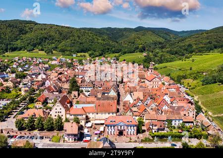 Blick auf das Dorf Riquewihr und die Weinberge an der Elsässer Weinstraße, Frankreich. Die schönsten Dörfer Frankreichs, Riquewihr im Elsass, die berühmte „Weinrot“. Co Stockfoto