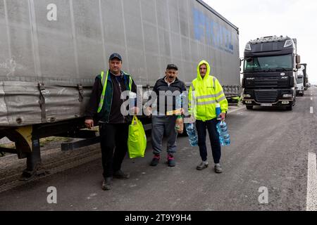 Medyka, Polen. November 2023. Ukrainische Lkw-Fahrer transportieren Lebensmittel und Wasser, während sie in einer Warteschlange stehen, um die Grenze in Medyka zu überqueren, während polnische Bauern den Lkw-Transport in Medyka - dem Grenzübergang zwischen Polen und der Ukraine - streiken und blockieren. Die Landwirte traten am 24. November dem Verkehrssektor bei, um gegen die schlechte Verwaltung der Agrarimporte ukrainischer Erzeugnisse zu kämpfen und um die Neuaushandlung von Transportabkommen zwischen der Ukraine und der Europäischen Union zu fordern. Medyka ist die vierte Stätte. Quelle: SOPA Images Limited/Alamy Live News Stockfoto