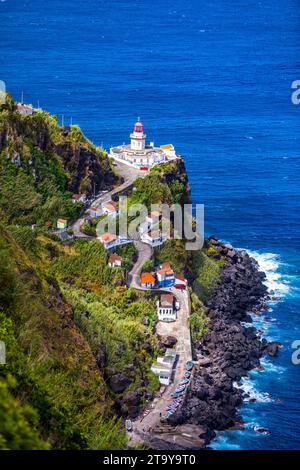 Dramatischer Blick auf den Leuchtturm auf Ponta do Arnel, Nordeste, Sao Miguel Island, Azoren, Portugal. Leuchtturm Arnel bei Nordeste auf der Insel Sao Miguel Stockfoto