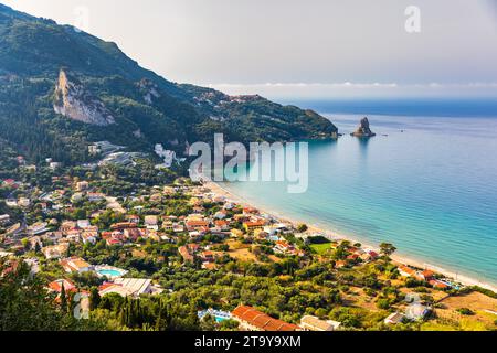 Exotischer Strand von Agios Gordios auf der Insel Korfu, Griechenland. Strand von Agios Gordios, Insel Korfu, Griechenland. Panoramablick auf den Strand von Agios Gordios, sandige Küste Stockfoto