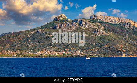 Blaues Meer und die charakteristischen Höhlen von Cala Luna, einem Strand im Golfo di Orosei, Sardinien, Italien. Große Meereshöhlen an der mittelmeerküste. Sardini Stockfoto