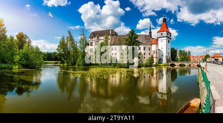 Schloss Blatna bei Strakonice, Südböhmen, Tschechische Republik. Luftaufnahme des mittelalterlichen Wasserschlosses Blatna, umgeben von Parks und Seen, Blatna, Süden Stockfoto