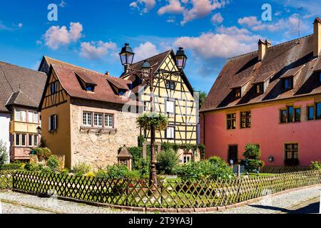 Traditionelles Fachwerkhaus in Turckheim, Elsass, Frankreich. Eine der berühmten Städte im Elsass, malerische Route in der Nähe von Colmar, Frankreich. Farbenfrohes traditionelles fre Stockfoto
