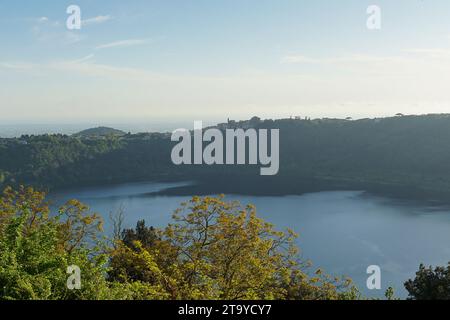 Panoramablick auf den Nemi-See, in der Nähe von Rom, Latium, Italien. Stockfoto
