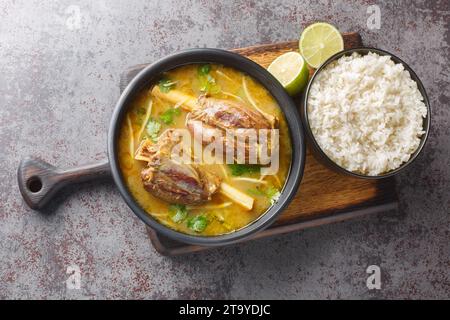 Nalli Nihari Indianer langsam gekochter Lammeintopf mit Reis auf dem Holzbrett auf dem Tisch. Horizontale Draufsicht von oben Stockfoto