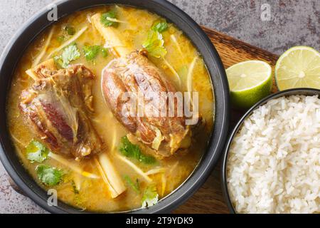 Asiatisches Hammelfleisch Nalli Nihari ist ein Gericht für Lammliebhaber scharf und gesund und lecker Nahaufnahme auf dem Holzbrett auf dem Tisch. Horizontale Draufsicht von ab Stockfoto