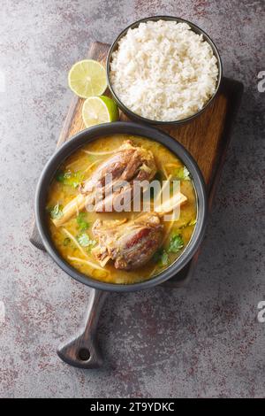 Nihari Pakistani Lammshank Eintopf ist ein traditionelles, langsam gekochtes Eintopfgericht, das aus Fleisch in scharfer Soße aus der Nähe auf dem Holzbrett auf dem Tisch zubereitet wird. Ver Stockfoto