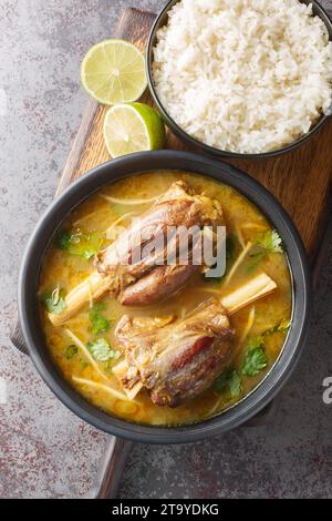 Nihari ist ein reichhaltiger, langsam gekochter Fleischeintopf mit Gewürzen und atta-Nahaufnahme auf dem Holzbrett auf dem Tisch. Vertikale Draufsicht von einem Stockfoto