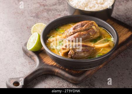 Asiatisches Hammelfleisch Nalli Nihari ist ein Gericht für Lammliebhaber scharf und gesund und lecker Nahaufnahme auf dem Holzbrett auf dem Tisch. Horizontal Stockfoto