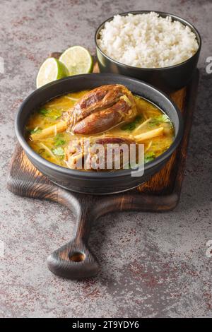 Nihari ist ein köstlicher, glatter Eintopf auf Mehlbasis mit langsam gekochtem Hammelfleisch und einer Vielzahl von Gewürzen, serviert mit Reisnähe auf dem Tisch. Vertikal Stockfoto