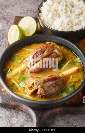 Nihari ist ein reichhaltiger, langsam gekochter Fleischeintopf mit Gewürzen und atta-Nahaufnahme auf dem Holzbrett auf dem Tisch. Vertikal Stockfoto