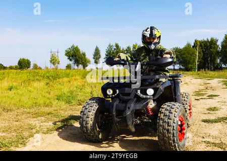 Eine Art ATV in der Natur. Geländefahrten auf Geländefahrzeugen. Werbe-Postkarte Stockfoto