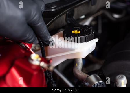 Prüfen des Bremsflüssigkeitsstands des Fahrzeugs. Fahrzeugwartungskonzept. Stockfoto