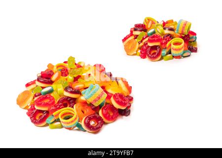 Bunte Gummibonbons. Draufsicht. Donuts mit Marmelade. Gelee-Bären. Isoliert auf weißem Hintergrund. Stockfoto