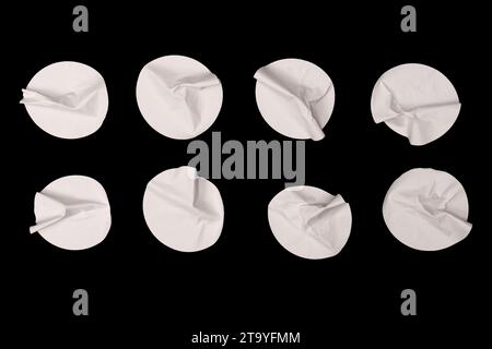 Runde weiße Aufkleber, leere Etiketten isoliert auf weißem Hintergrund. Draufsicht. Stockfoto