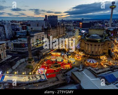 Ein Blick aus der Vogelperspektive auf den Weihnachtsmarkt vor der St. Georges Hall in Liverpool. Bilddatum: Montag, 27. November 2023. Stockfoto