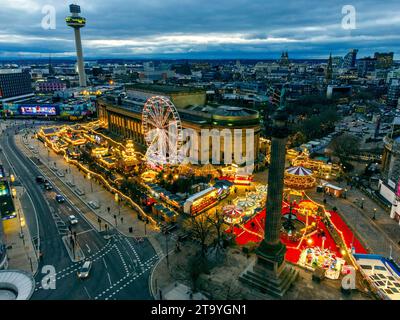 Ein Blick aus der Vogelperspektive auf den Weihnachtsmarkt vor der St. Georges Hall in Liverpool. Bilddatum: Montag, 27. November 2023. Stockfoto