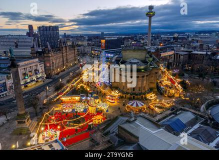 Ein Blick aus der Vogelperspektive auf den Weihnachtsmarkt vor der St. Georges Hall in Liverpool. Bilddatum: Montag, 27. November 2023. Stockfoto
