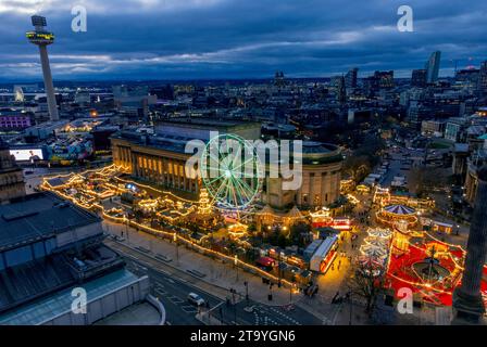 Ein Blick aus der Vogelperspektive auf den Weihnachtsmarkt vor der St. Georges Hall in Liverpool. Bilddatum: Montag, 27. November 2023. Stockfoto