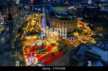 Ein Blick aus der Vogelperspektive auf den Weihnachtsmarkt vor der St. Georges Hall in Liverpool. Bilddatum: Montag, 27. November 2023. Stockfoto