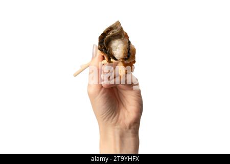 Unagi Sushi in einer Frauenhand isoliert auf weißem Hintergrund. Stockfoto