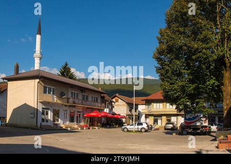 Kulen Vakuf, Bosnien - 6. September 2023. Ein Platz im Zentrum des Dorfes Kulen Vakuf im Nationalpark Una. Kanton Una-Sana, Bosnien Stockfoto