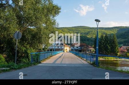 Die Kasaba Dzisr-i-Kebir-Brücke oder die große Brücke, die über den Fluss Una im Dorf Kulen Vakuf im Una-Nationalpark verläuft. Una-Sana, Bosnien Stockfoto