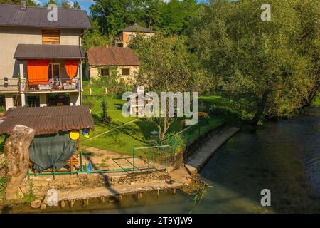 Wohngebäude an der Una im Dorf Kulen Vakuf im Nationalpark Una. Kanton Una-Sana, Föderation Bosnien und Herzegowina. Sept. Stockfoto