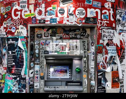 RAW Gelaende Berlin, 27.11.2023 Bankautomat mit Graffiti und Aufklebern im RAW Gelaende. Berlin Berlin Deutschland *** RAW Gelaende Berlin, 27 11 2023 ATM mit Graffiti und Aufklebern bei RAW Gelaende Berlin Berlin Deutschland Credit: Imago/Alamy Live News Stockfoto