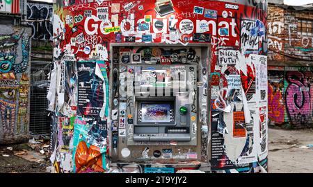 RAW Gelaende Berlin, 27.11.2023 Bankautomat mit Graffiti und Aufklebern im RAW Gelaende. Berlin Berlin Deutschland *** RAW Gelaende Berlin, 27 11 2023 ATM mit Graffiti und Aufklebern bei RAW Gelaende Berlin Berlin Deutschland Credit: Imago/Alamy Live News Stockfoto